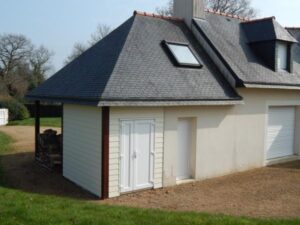 Fermeture d’un auvent pour créer un abri de jardin fermé, réalisée par Le Provost Menuiserie à Plourhan, Côtes-d’Armor.