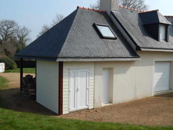 Fermeture d’un auvent pour créer un abri de jardin fermé, réalisée par Le Provost Menuiserie à Plourhan, Côtes-d’Armor.