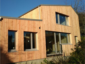 Menuiseries extérieures triple vitrage Extrem 66 MINCO installées par Le Provost Menuiserie à Plourhan pour une maison passive à Étables-sur-Mer.